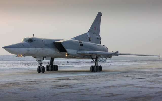 1920x1200 pix. Wallpaper tu-22m, tu-22, tupolev, supersonic, airfield, missile-carrying bomber, bomber, aircraft, aviation